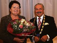 Abschied aus dem Rathaus nach 35 Jahren: Christa Burchardt bekam die Blumen als Dankeschön von Bürgermeister Rolf Zeitler.Foto: ba