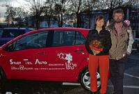 Silvia Schedlbauer und Thomas Meyer haben das erste Stadt-Teil-Auto schon abgeholt. Anfang Januar gehts los mit dem Carsharing.Foto: sh