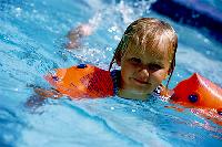 Kinder haben Spaß am Schwimmen. Foto: FC Stern