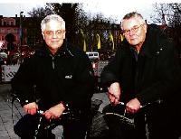 Sportlich radeln Walter Klein (l.) und Werner Lederer-Piloty ins neue Jahr. Eines der Projekte 2009, die Radwegverbindung zwischen Englischem Garten und Olympiapark, soll über die Clemensstraße führen. Foto: ko