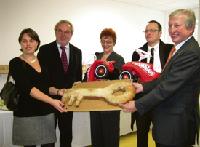 Kürzlich übergab Unterföhrings Bürgermeister Franz Schwarz den Schlüssel für die neue Kinderkrippe an der Straßäckerallee.	Foto: Gemeinde