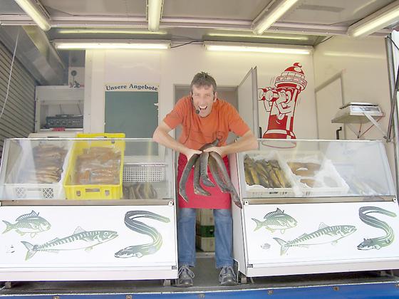 »Aal-Hinnerk« in seinem Element. Die verkauften Fische wickelt er gern in Seemannsgarn.	Foto: VA