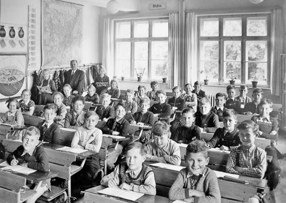 Als es noch eifrige Schüler gab: Die vierte Klasse der Volksschule Pfanzeltplatz im Jahr 1952 mit Lehrer Lerner.	Foto: Privat