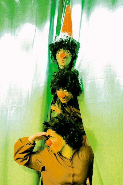 Szenenfoto aus dem wilden Dschungelabenteuer mit skurrilen Figuren. Foto: Nartan Niemeyer