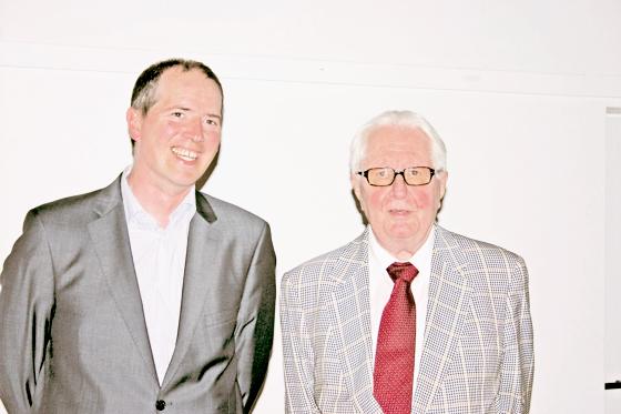 Bei der Festveranstaltung gestern Abend: Markus Auerbach (l.) und Dr. Hans-Jochen Vogel. 	Foto: sl
