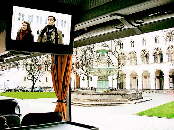 Während man an der Universität vorüberfährt, kann man im Bus eine Szene aus  »Die Geschwister Scholl« sehen.  	Foto: VA