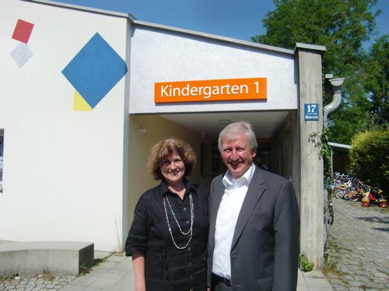 Seit dem Beginn 1972 dabei: Karin Oberle, Leiterin Kindergarten 1, mit  Unterföhrings Bürgermeister Franz Schwarz. Foto: ikb