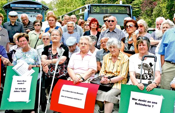 150 ältere und behinderte Bürger haben am vergangenen Donnerstag gegen die geplante Verkürzung der Buslinie 50 demonstriert. 	Foto: ws