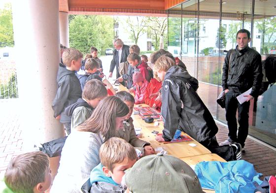 Sammeleifer der Feldkirchener Panini-Fans auf dem Rathausplatz.	Foto: Privat