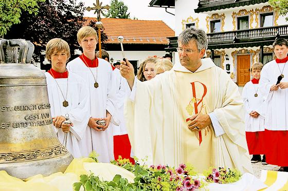Pfarrer Christoph Nobs weihte auf dem Kirchenvorplatz die neue Glocke von St. Ulrich. Foto: Privat