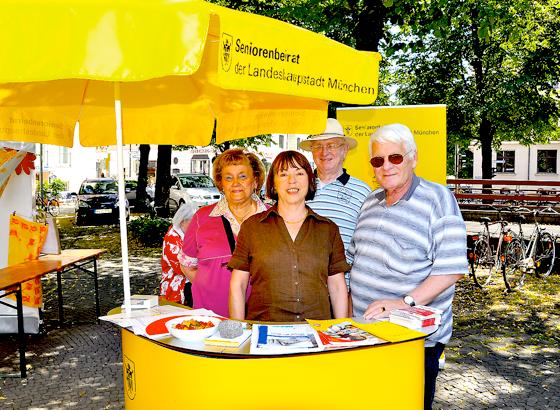Klaus Bode (re.) und seine Kollegen aus Schwabing präsentieren den neuen, mobilen Informationsstand des Seniorenbeirats.	Foto: Föll