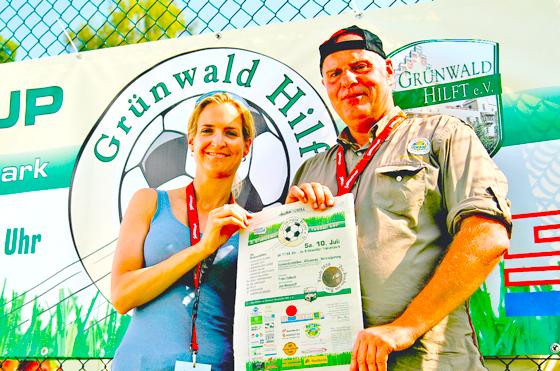 Klaus Heun und Julia-Denise Vorwald freuten sich, dass so ein gutes Ergebnis beim Grünwalder Fußball-Cup eingespielt werden konnte. 	Foto: mst