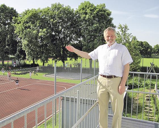 Bürgermeister Jörg Pötke freut sich auf das neue Papelhaus, das auf dem alten Sportplatz entstehen wird und rund 150 Kindern Platz bietet. Foto: hw