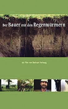 Biologischer Ackerbau mit kleinen Helfern: Bauer Sepp Braun schwört auf Regenwürmer.  	Foto: VA
