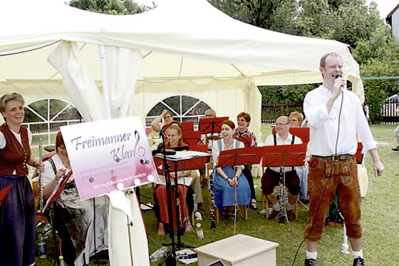 Die Musiker des Freimanner Klangs spielten beim Gemeindefest. Foto: VA