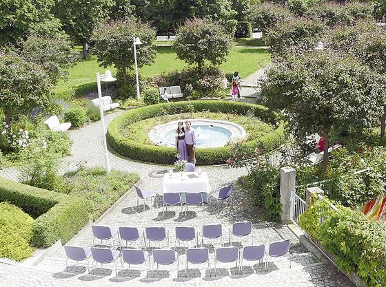 Immer mehr Paare wählen den Rosengarten als Trauungsort. Foto: MO