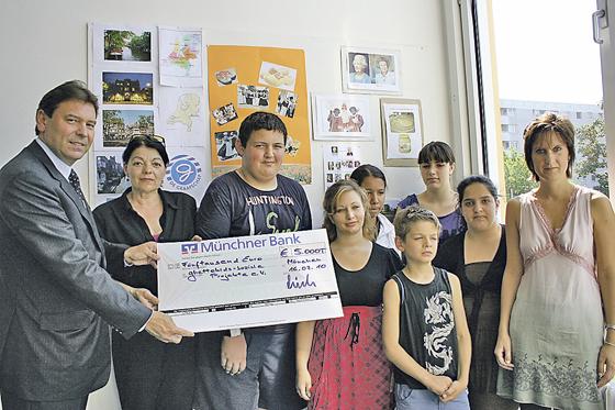 Einen Scheck über 5.000 Euro übergab die Münchner Bank in der vergangenen Woche dem Verein »Ghettokids  Soziale Projekte«.  Foto: ws