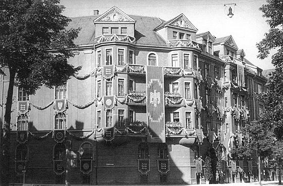 Hitlers Wohnung am Prinzregentenplatz 16, 2. Stock, im Fahnenschmuck 1938. Foto: VA