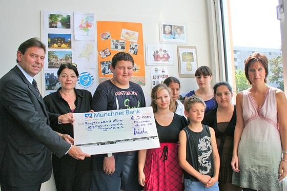 Einen Scheck über 5.000 Euro übergab die Münchner Bank in der vergangenen Woche dem Verein Ghettokids  Soziale Projekte. Foto: ws