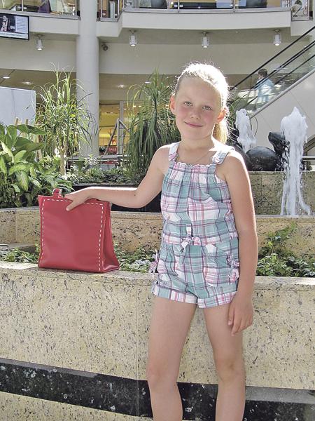 Alexandra (6) aus Ottobrunn liebt Mode und hat sich bereits als Model für die Kindermodenschau im Oktober beworben.