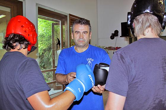 Ali Cukur, Abteilungsleiter Boxen beim TSV 1860 München, trainiert beim Antigewalttraining straffällig gewordene Jugendliche. Foto. Ko