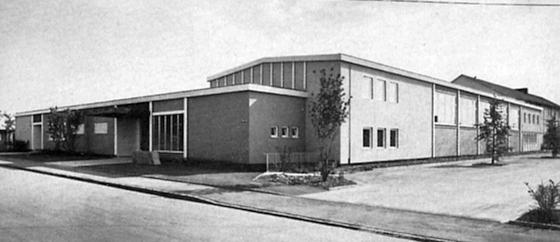Die Gemeinde Unterschleißheim errichtete 1963 das Mehrzweckzentrum mit Turnhalle, Kindergarten und Jugendzentrum. 	Foto: Heimatmuseum Unterschleißheim