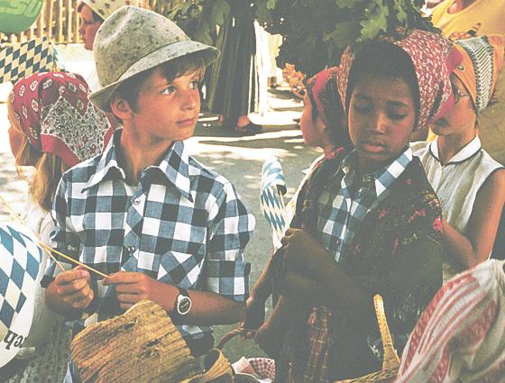 Völkerverbindung in Garching: Festzug der Bürgerwoche im Jahr 1976: »Der Junge ist unser Sohn«, schreibt Leserin Annelore Engel.  Foto: Privat
