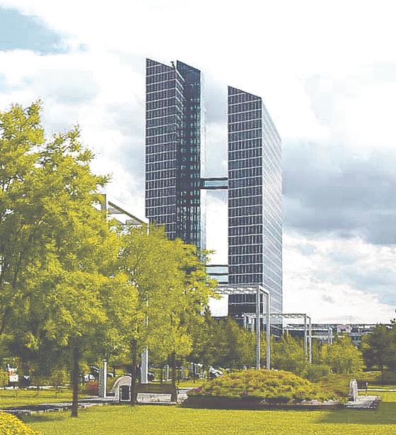 Einer der Blickpunkte in der Parkstadt Schwabing: Die Highlight Towers. Der »Zentrale Park« sorgt für viel Grün.	 Foto: Archiv