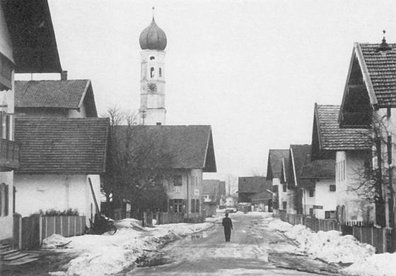 In den 50-er Jahren konnte man in Hohenbrunns heute stark frequentierter Ortsmitte noch mitten auf der Straße spazieren gehen.	Foto: Gemeinde