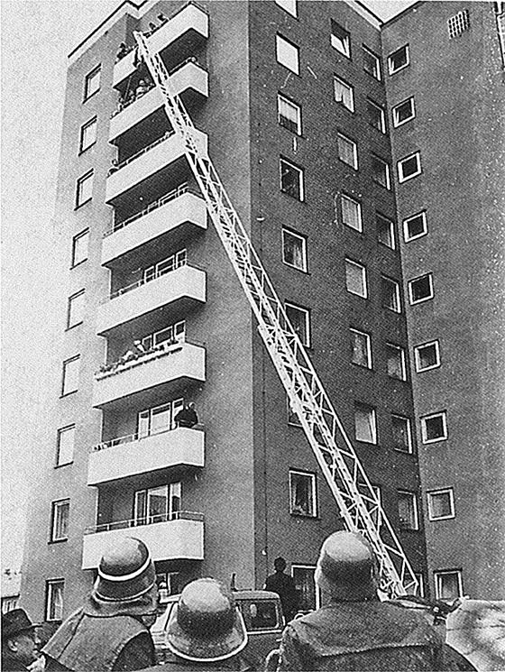 Die Baugenehmigung für das erste Hochhaus 1959 an der Beethovenstraße hing von der Anschaffung einer entsprechend hohen Leiter ab.  Foto: Gemeinde
