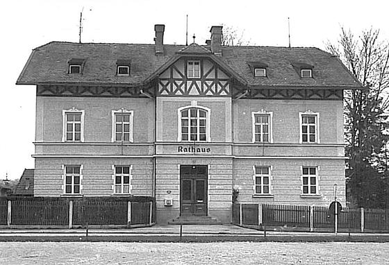 Das alte Rathaus der Gemeinde Grünwald, aufgenommen in den 50er-Jahren. 	Foto: Gemeindearchiv