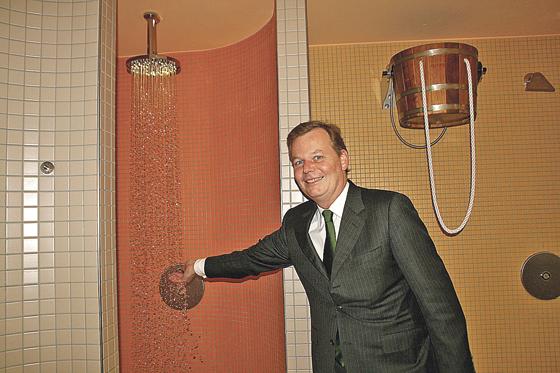Bürgermeister Jan Neusiedl probierte die neue »Lichtdusche« in der 2009 wieder eröffneten Sauna aus. Ein Genuss für Leib und Seele.	Foto: hol