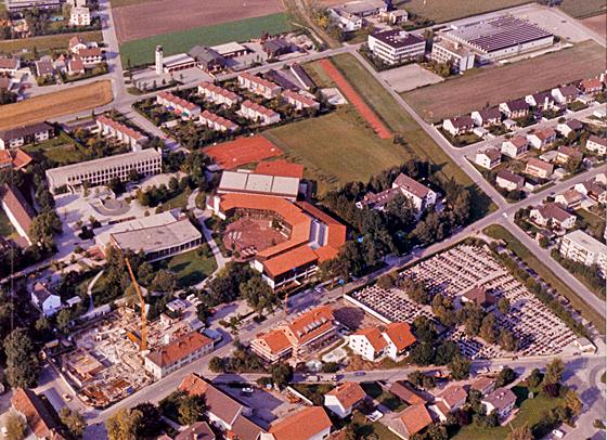Luftbild von Ismaning aus den 80er-Jahren: Der Bau des Bürgersaales mit der fertigen Realschule (Inbetriebnahme 1978). Foto: Gemeinde Ismaning