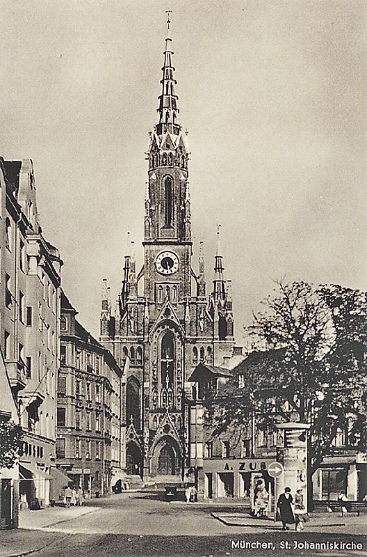Postkarte mit einer alten Ansicht der Kirche von St. Johann Baptist noch mit der schönen filigranen Holzpyramide. Foto: MünchenVerlag