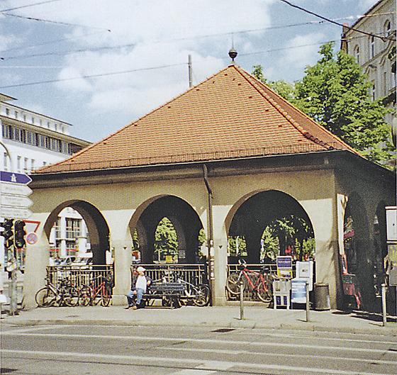 Früher ein Straßenbahnhäuschen, heute der markante Zugang zun U-Bahnhof am Max-Weber-Platz. Foto: MünchenVerlag