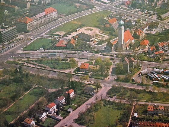 Ramersdorf aus der Luft im Jahr 1950. Deutlich zu sehen ist am linken Bildrand die Führichschule, darunter die Trambahnschleife, dahinter das Metro-Kino und rechts davon die Kirche Maria Ramersdorf. Foto: AK Stadtteilgeschichte