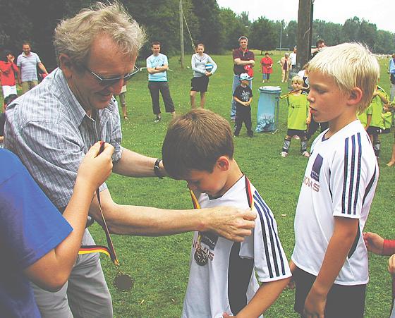 Sommerturnier: Abteilungsleiter Sepp Schmid bei der Medaillenübergabe. Foto: Verein