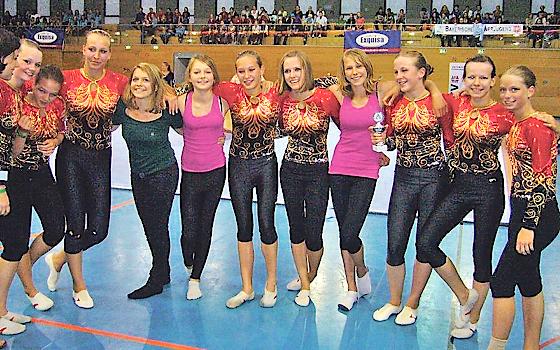 Abgekämpft aber glücklich nahmen die jungen Turnerinnen den Pokal entgegen.	Foto: TSV Vaterstetten