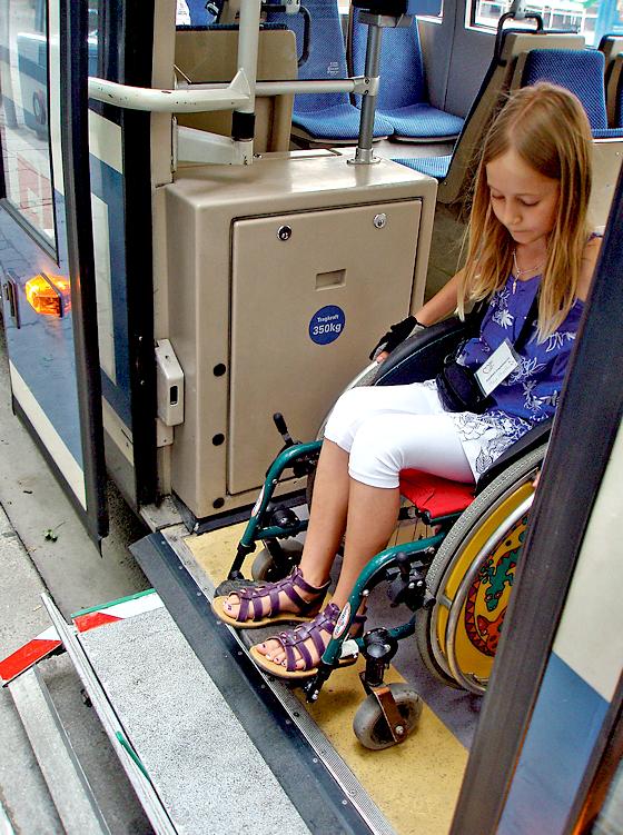 So kommt man also als Rollstuhlfahrer in und aus der Tram: Eine Hubrampe macht es möglich. Foto: VA