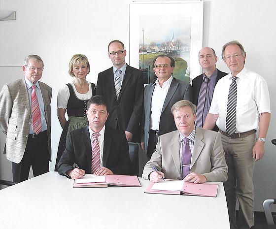 Das Geothermieprojekt wird nun in Haimhausen in Angriff genommen: Peter Felbermeier (v.l.) unterzeichnete einen Kooperationsvertrag.  Foto: GeTeS AG