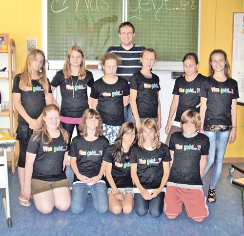 Jugendpfleger Jörg Cordruwisch mit Schülern der Klasse 6g Hauptschule Vaterstetten. Foto: Gemeinde
