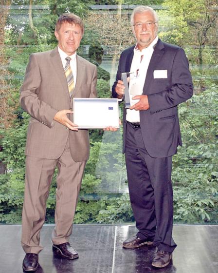 Ministerialdirektor Wolfgang Lazik überreicht Bürgermeister Helmut Dworzak die Auszeichnung.  F.: Privat