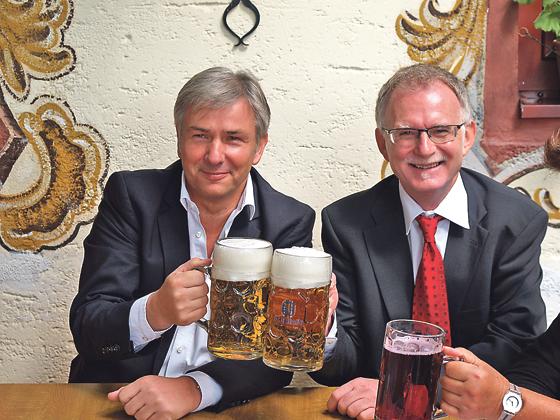 Der Regierende Bürgermeister von Berlin Klaus Wowereit mit Hans-Ulrich Pfaffmann, Mitglied des Landtags und Vorsitzender der Münchner SPD.	Foto: VA