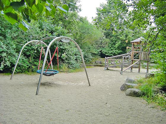 Ein gefährliches Idyll: Der Spielplatz am Schwarzwald-Kindergarten soll eingezäunt werden, damit die Kleinen nicht durchs Gebüsch auf die Eggenfeldener Straße laufen können.  		Foto: ikb
