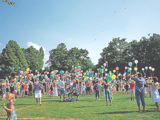 Das Sommerfest gipfelte in einem gemeinsamen Luftballonwettbewerb, bei dem 1.000 Luftballone in den Himmel stiegen. 	Foto: Schule