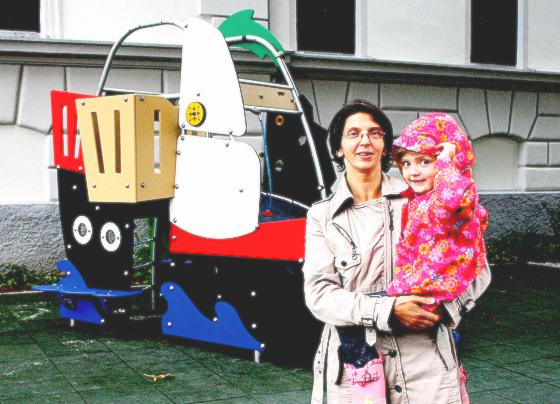 Einrichtungsleiterin Katja Probst und ihre Tochter Pauline auf dem Spielplatz der neuen Kindertagesstätte.	Foto: js