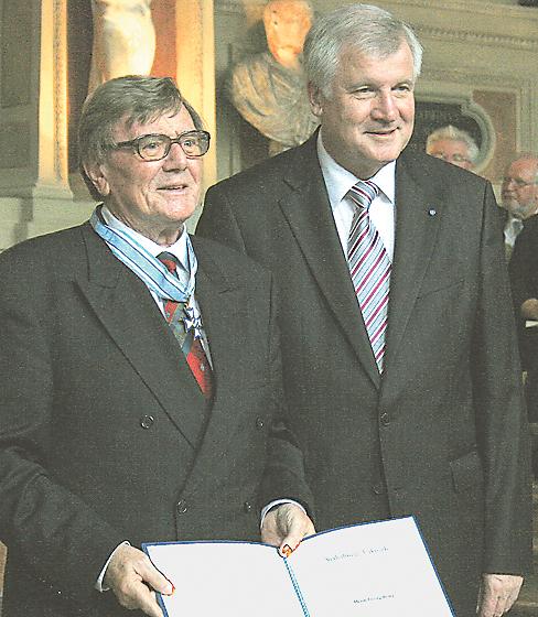 Ministerpräsident Horst Seehofer überreichte Georg Prinz den Bayerischen Verdienstorden. Foto: Hirt