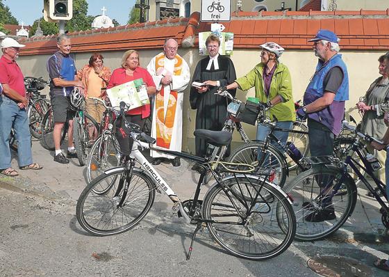 Die Heimat mit dem Fahrrad erkunden. Sauerlachs Bürgermeisterin Bogner und die beiden Gemeindepfarrer weihten die zwei neuen Radrundwege der Gemeinde ein. Foto: Andrea Pietsch