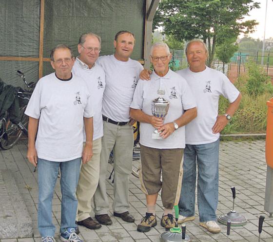 Einen Pokal konnte die Siegermannschaft aus Unterföhring mitheimnehmen.	Foto: Verein