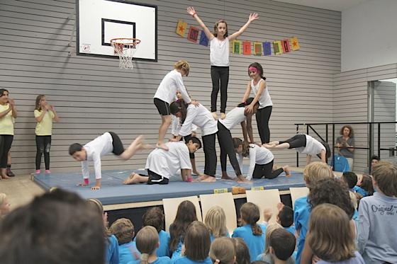 Auftritt der Akrobten beim Sommerfest in der Winthirplatzschule. Foto: Thomas Wobido